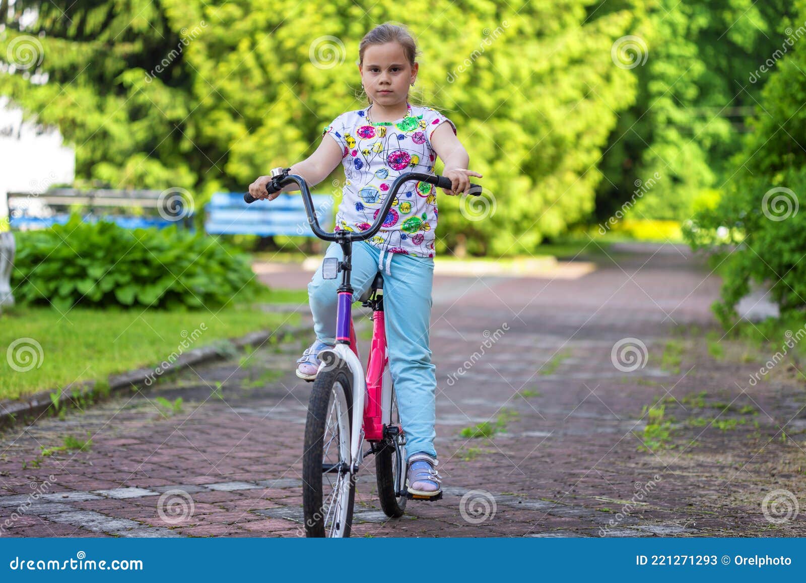 骑车的青春美女图片素材-编号26452442-图行天下