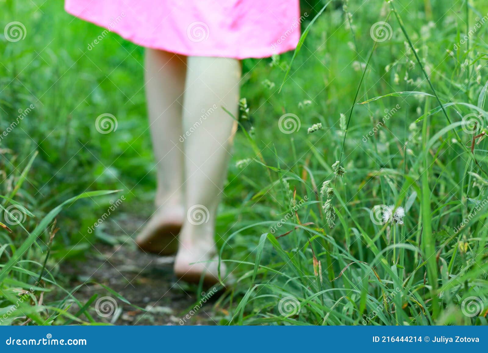 小女孩低角度有赤脚的 库存照片. 图片 包括有 少许, 偶然, 童年, 白种人, 牛仔布, 女性, 查找 - 37499754