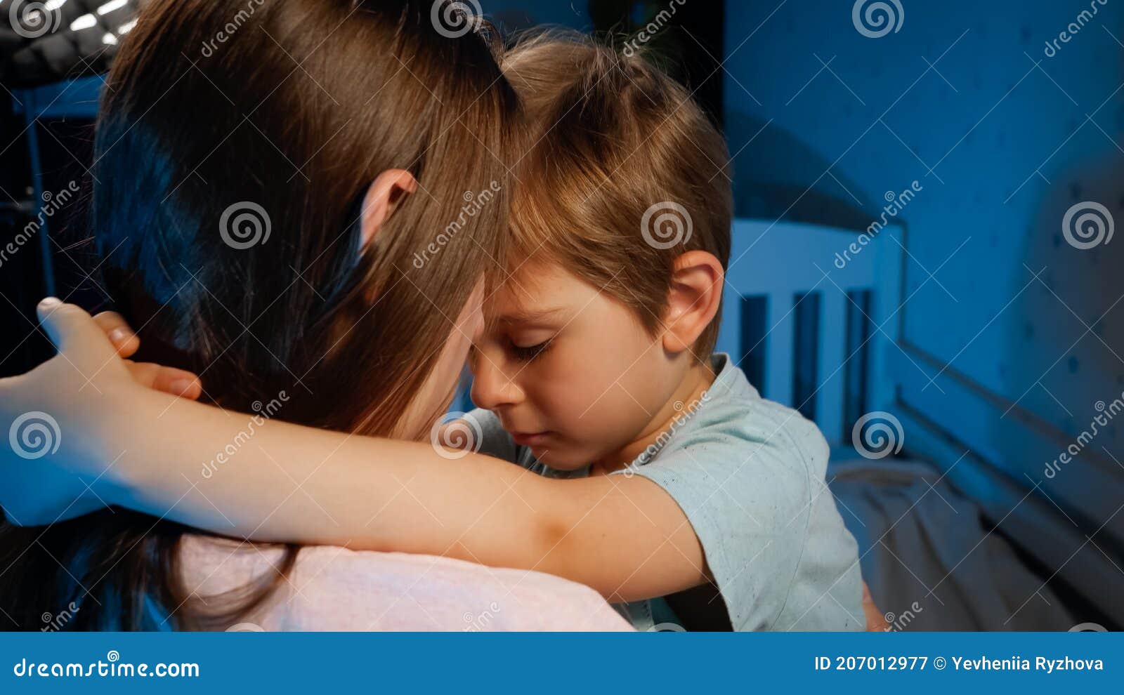 在白色苗圃玩具床上可爱的小女孩接吻新生弟弟图片下载 - 觅知网