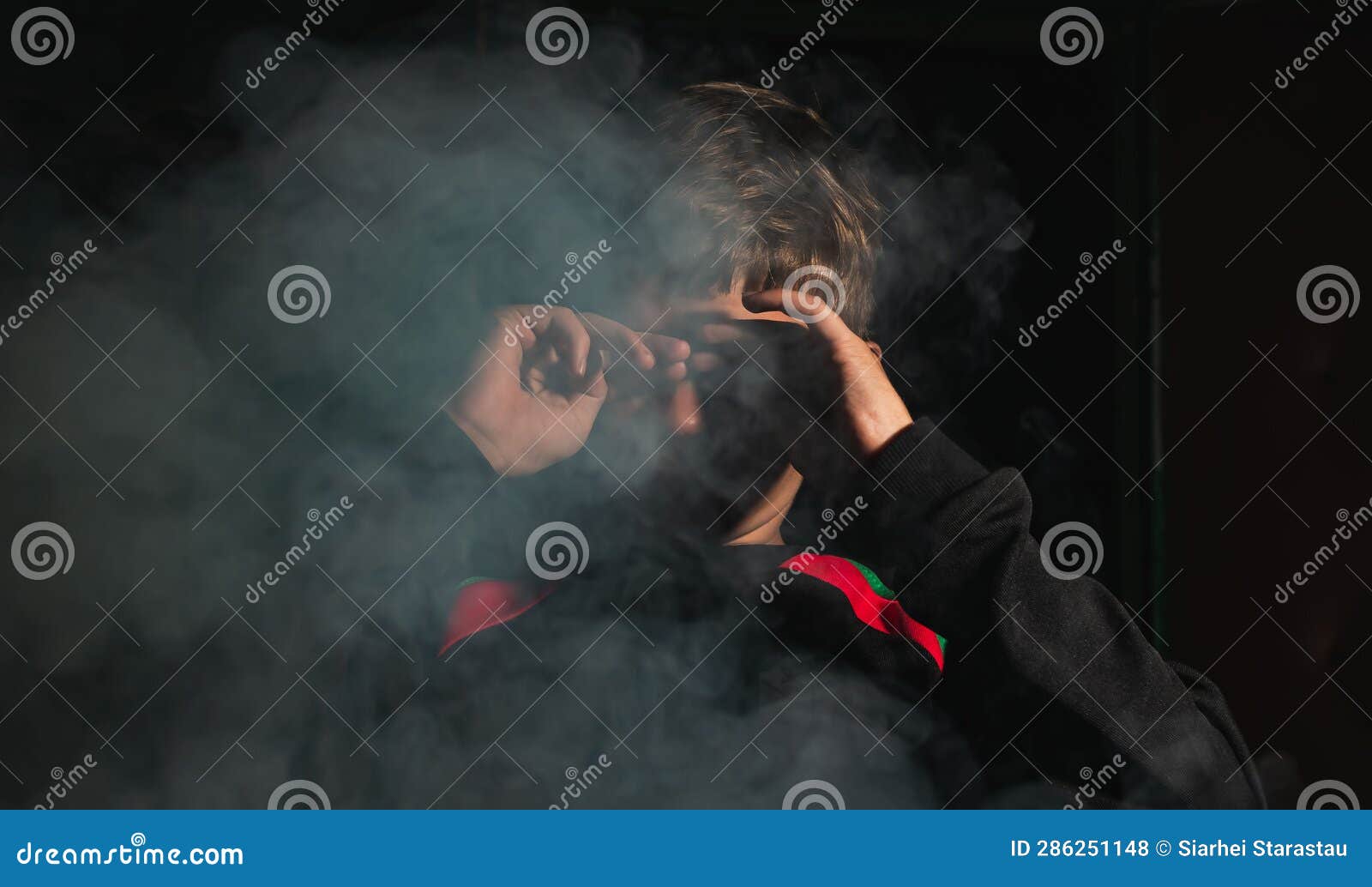 男孩吸烟 库存图片. 图片 包括有 香烟, 享受, 背包, 詹姆斯, 养殖, 相关性, 生活方式, 习性, 禁止 - 5696319