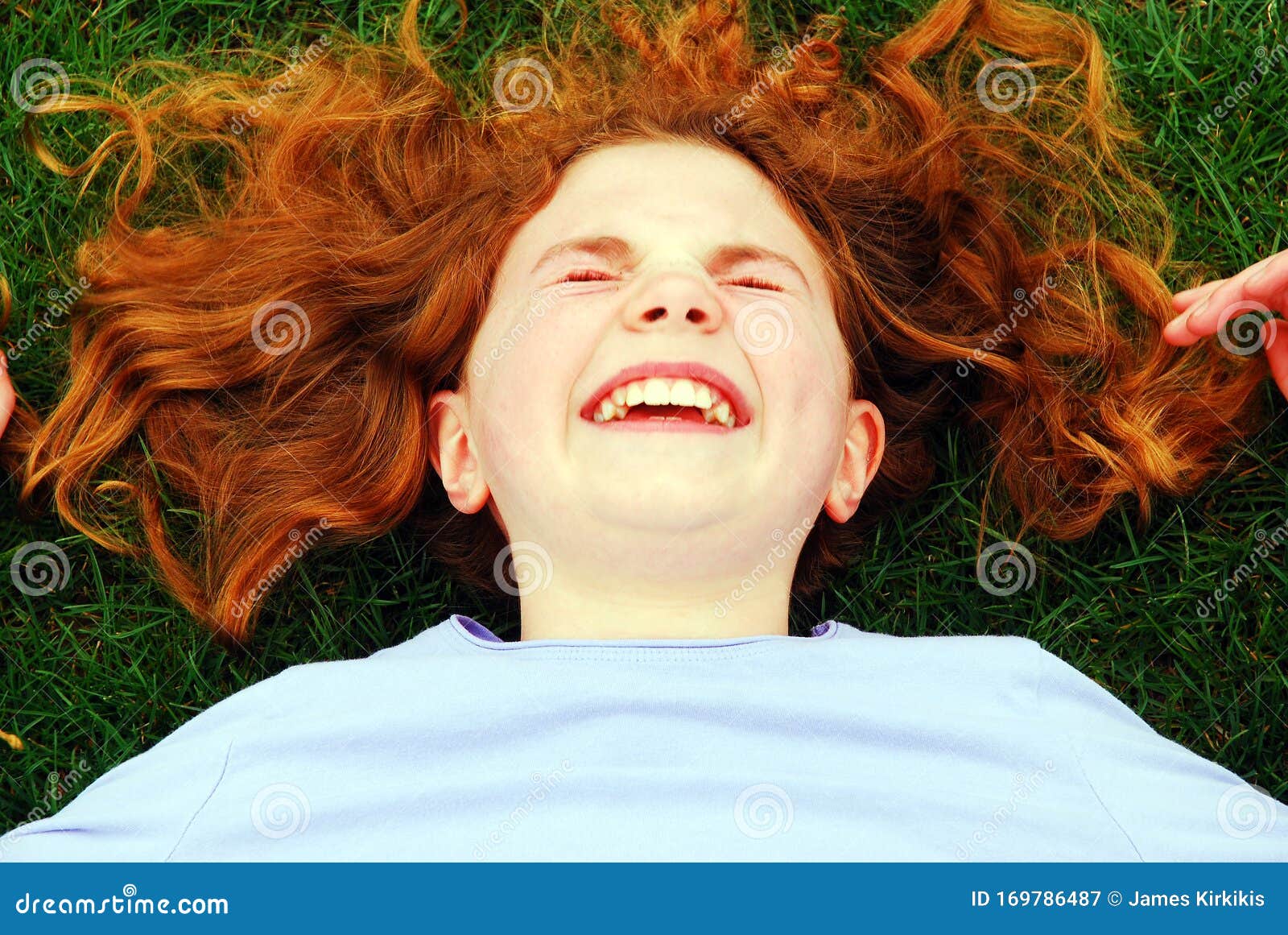 躺着的开心的人背景图片_躺着的开心的人背景素材图片_千库网
