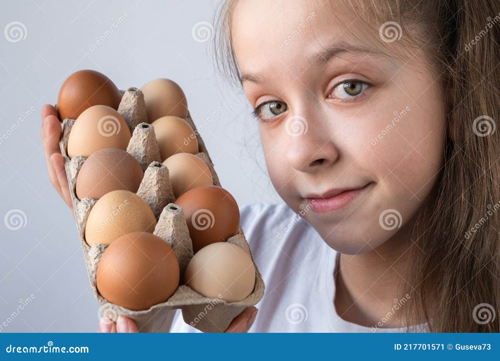小的亚洲女孩微笑用鸡蛋在手中 库存图片. 图片 包括有 快乐, 膳食, 女性, 少许, 逗人喜爱, 特写镜头 - 56416875