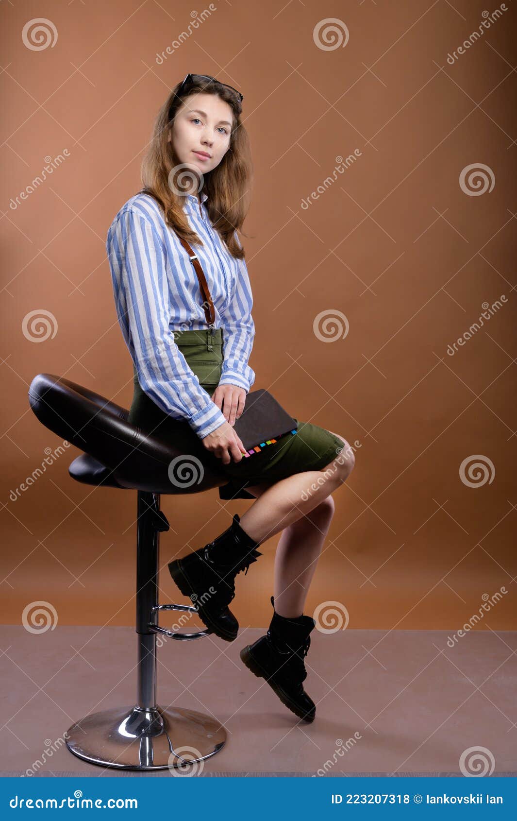 黑色背景中，性感的年轻女人摆着吧台凳 库存图片. 图片 包括有 愉快, 烤肉, 行程, 表面, 夫人, 爱好健美者 - 157146879