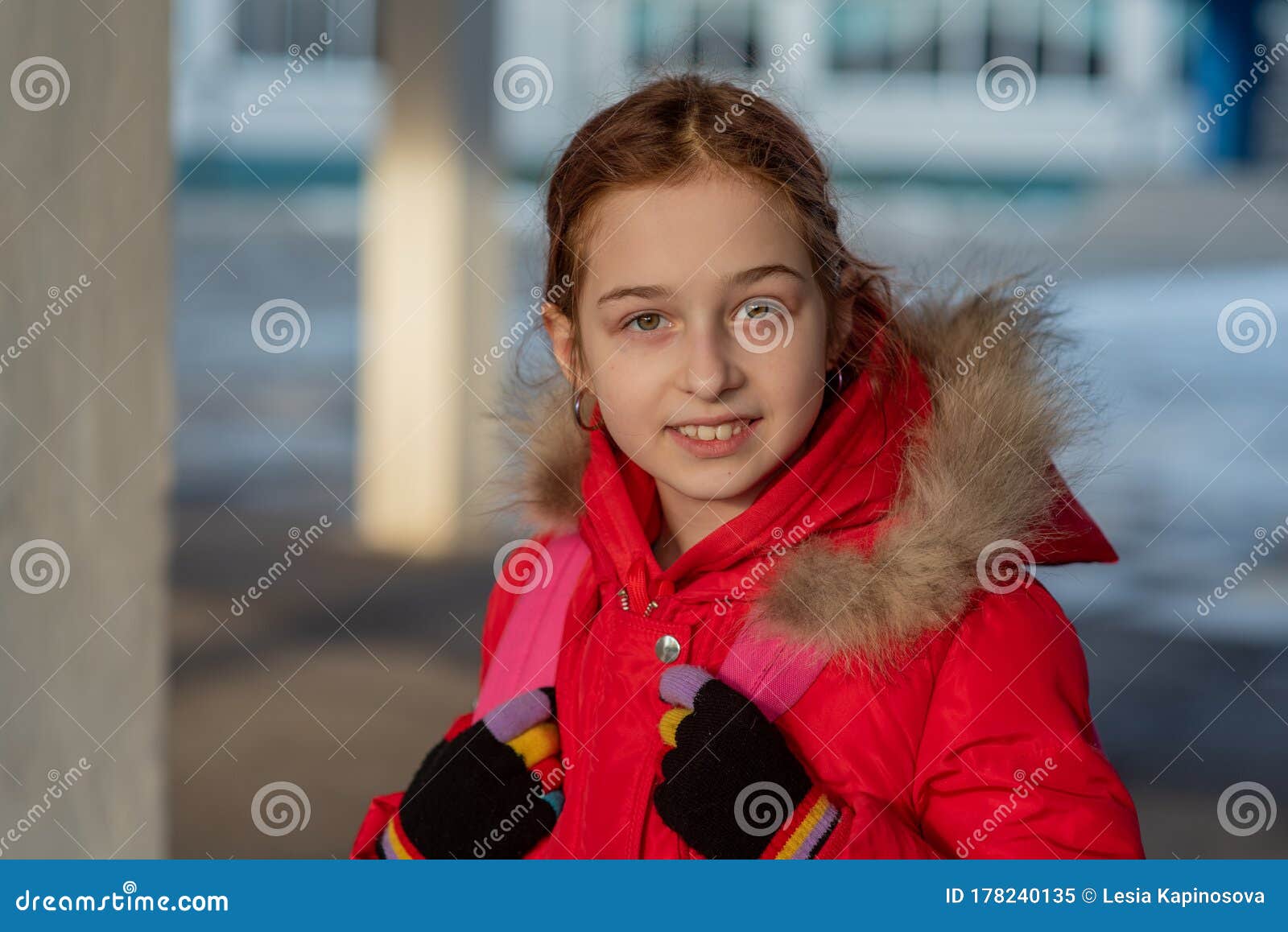 一个漂亮的九岁小女孩的画像 街头穿冬装的学童 女孩9岁 库存照片 - 图片 包括有 乐趣, 种族: 178240212