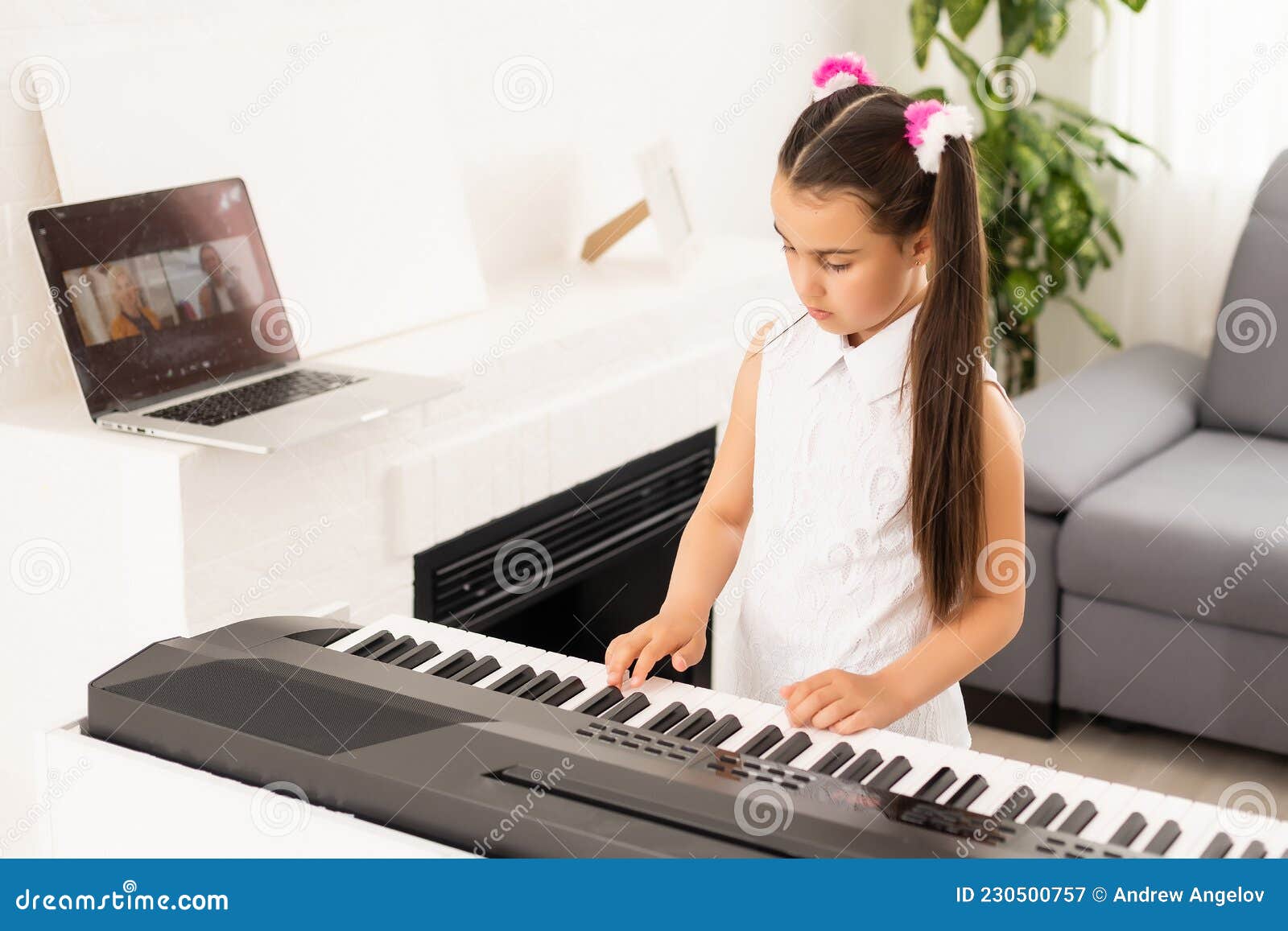 女生弹钢琴的唯美画面素材_3840X2160_高清视频素材下载(编号:6038786)_实拍视频_光厂(VJ师网) www.vjshi.com