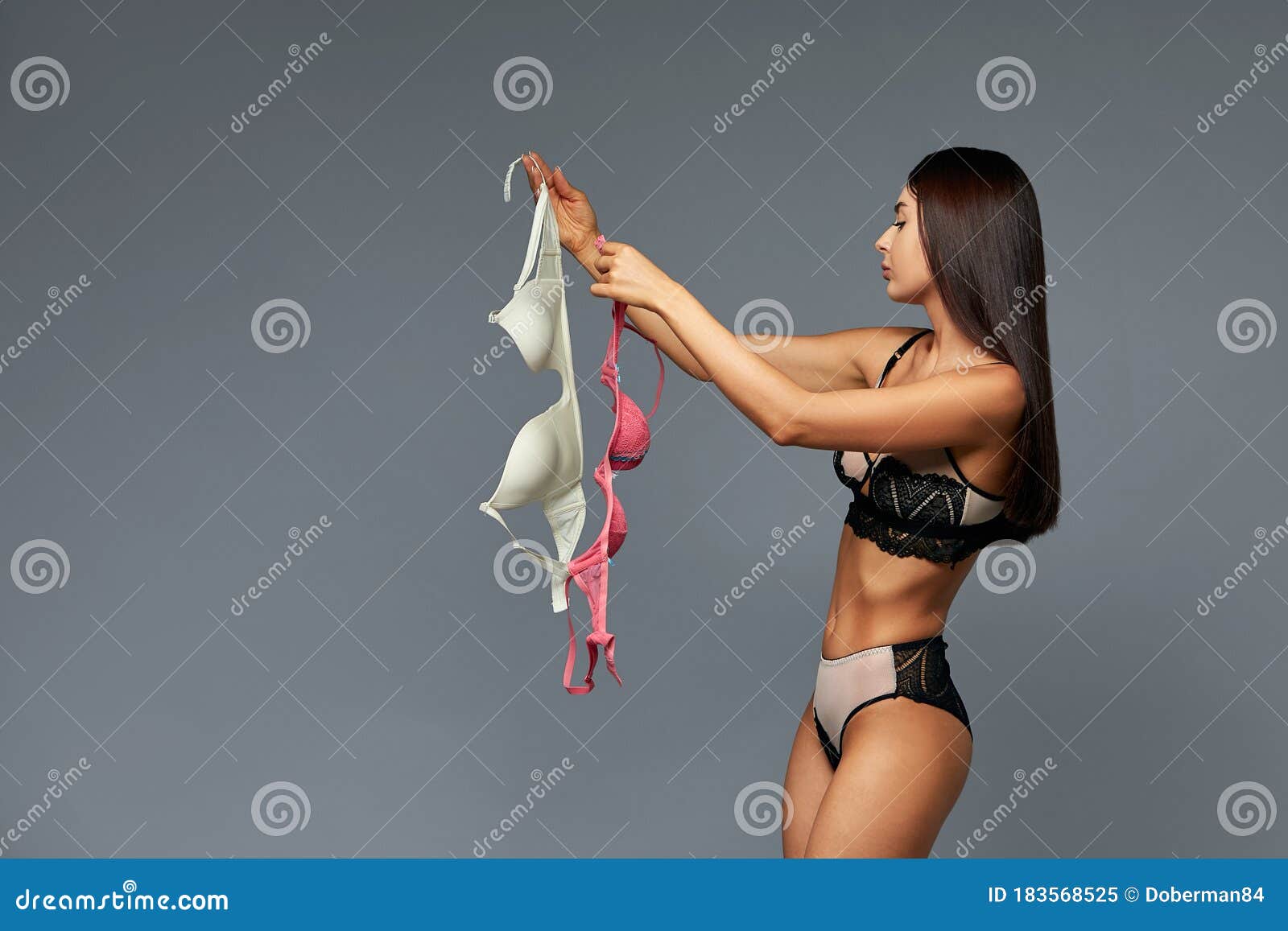 穿着米色胸罩的性感美女手里拿着美元钞票，看着左边 库存图片. 图片 包括有 收入, 银行, 快乐, 财务 - 182894193