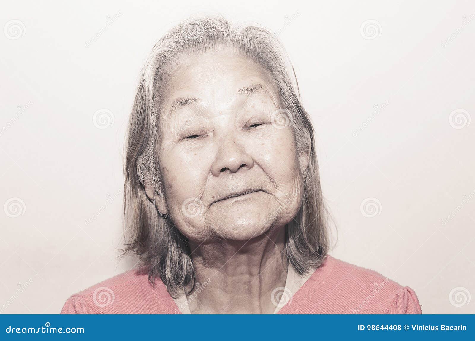 在家吃的老妇人 库存图片. 图片 包括有 成熟, 报废, 退休, 发红光的, 龙舌兰, 正餐, 人们, 家庭 - 61091527