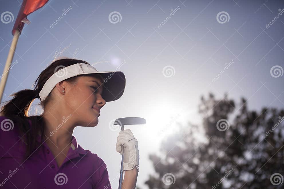 一位相当女性高尔夫球运动员的画象 库存照片. 图片 包括有 作用, 空间, 轻轻一击, 室外, 比赛, 高尔夫球 - 34487878