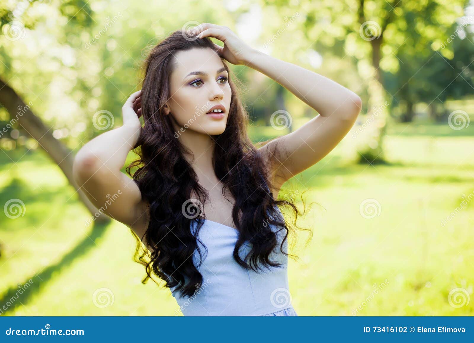 一名美丽的年轻白种人妇女的画象在春天庭院里. 室外一名美丽的年轻白种人的妇女的画象 虚拟晴朗的颜色 甜女孩，干净的皮肤，长的黑发
