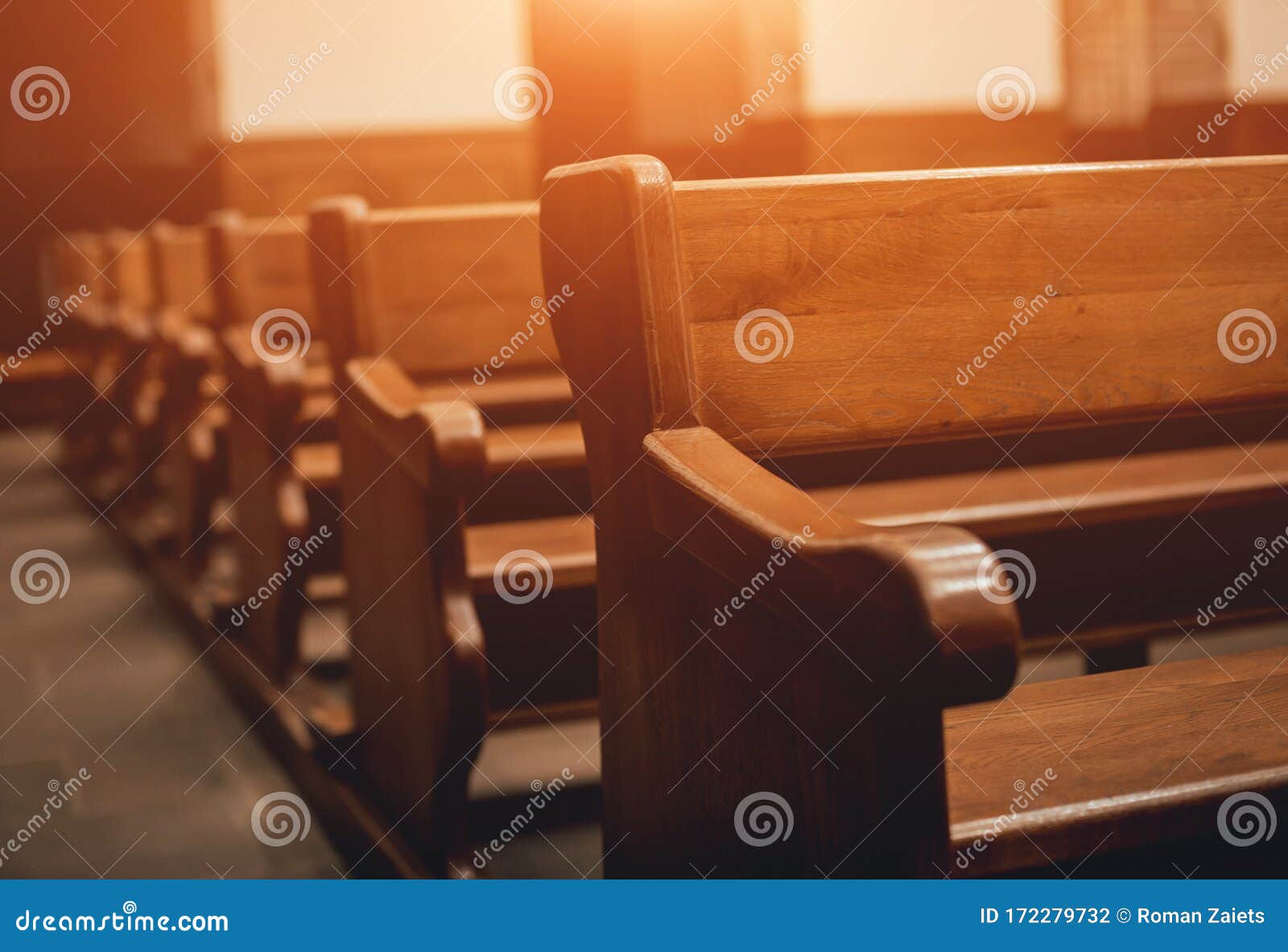 棕色木制教堂长椅上白漆成墙 · 免费素材图片