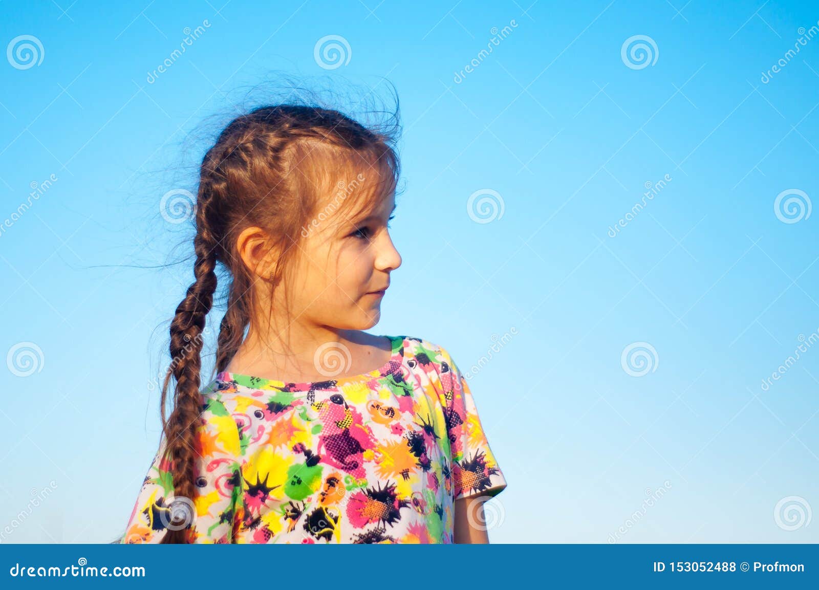 泳装的被晒黑的小女孩 库存图片. 图片 包括有 童年, 查出, 火箭筒, 子项, 纵向, 人员, 相当 - 104023391