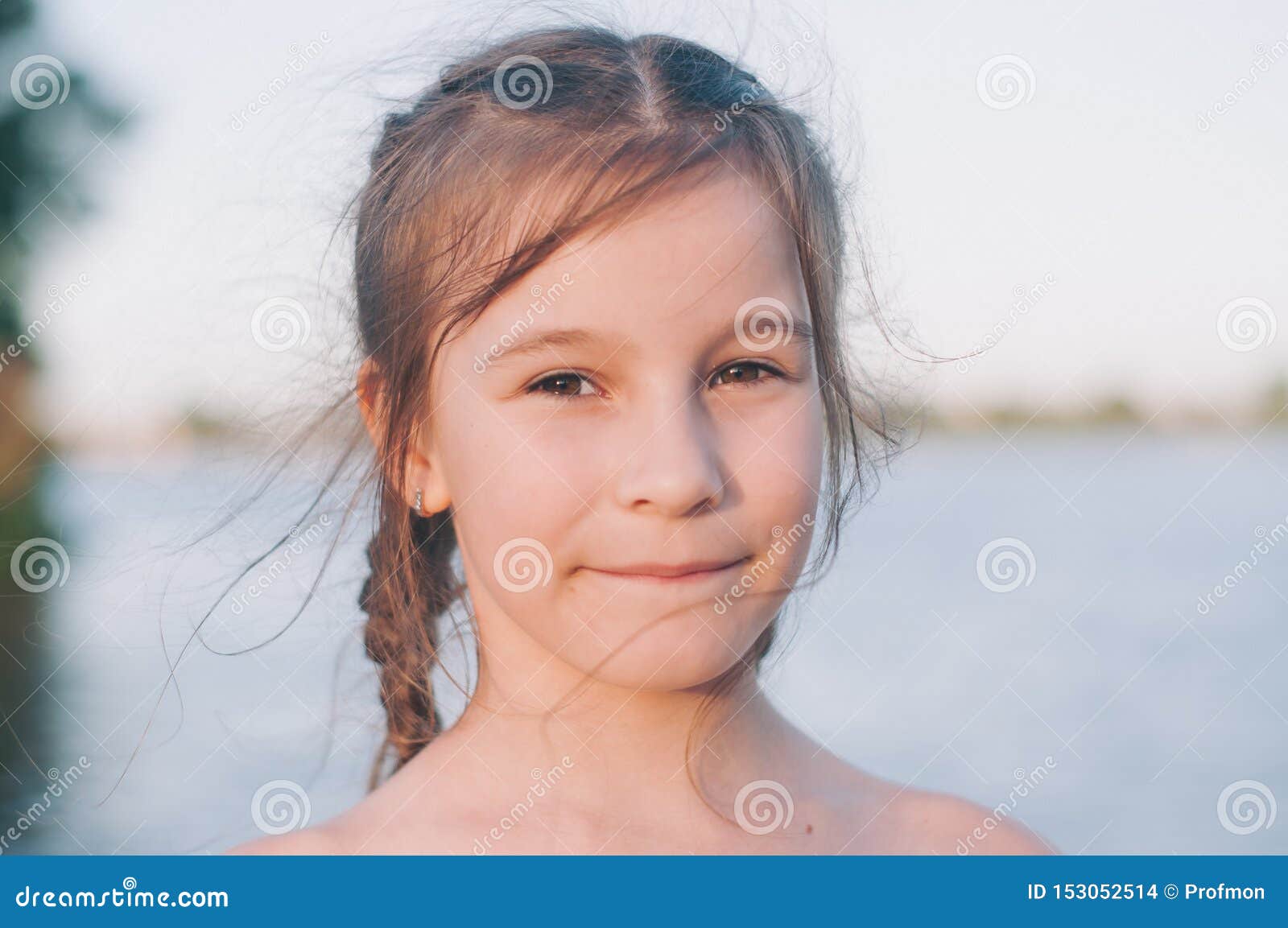 一件蓝色礼服的美丽的矮小的被晒黑的女孩 库存图片. 图片 包括有 纵向, 子项, 礼服, 头发, 家具, 少许 - 91225857