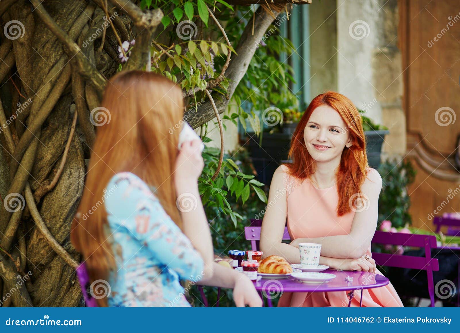 快乐的女人一起喝咖啡聊天 库存图片. 图片 包括有 偶然, 灰色, 休闲, 冷颤, 朋友, 集合, 户内 - 173216045