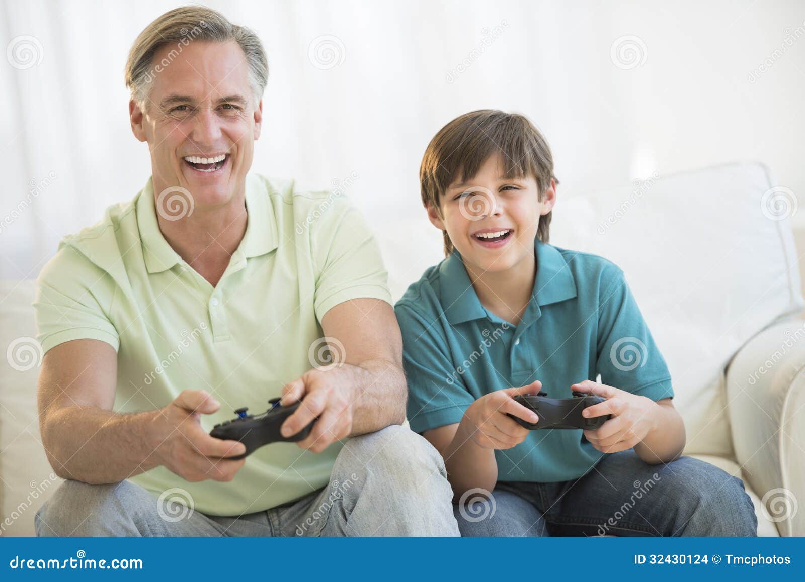 父亲和女儿一起用视频游戏机玩视频游戏照片摄影图片_ID:394366402-Veer图库