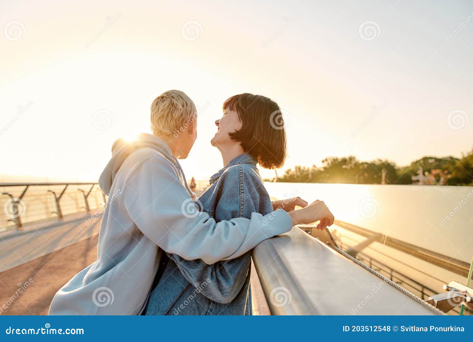 两个年轻可爱的女同性恋者拥抱 库存图片. 图片 包括有 嘴唇, 拥抱, 人们, 魅力, 爱好健美者, 表面 - 38091913