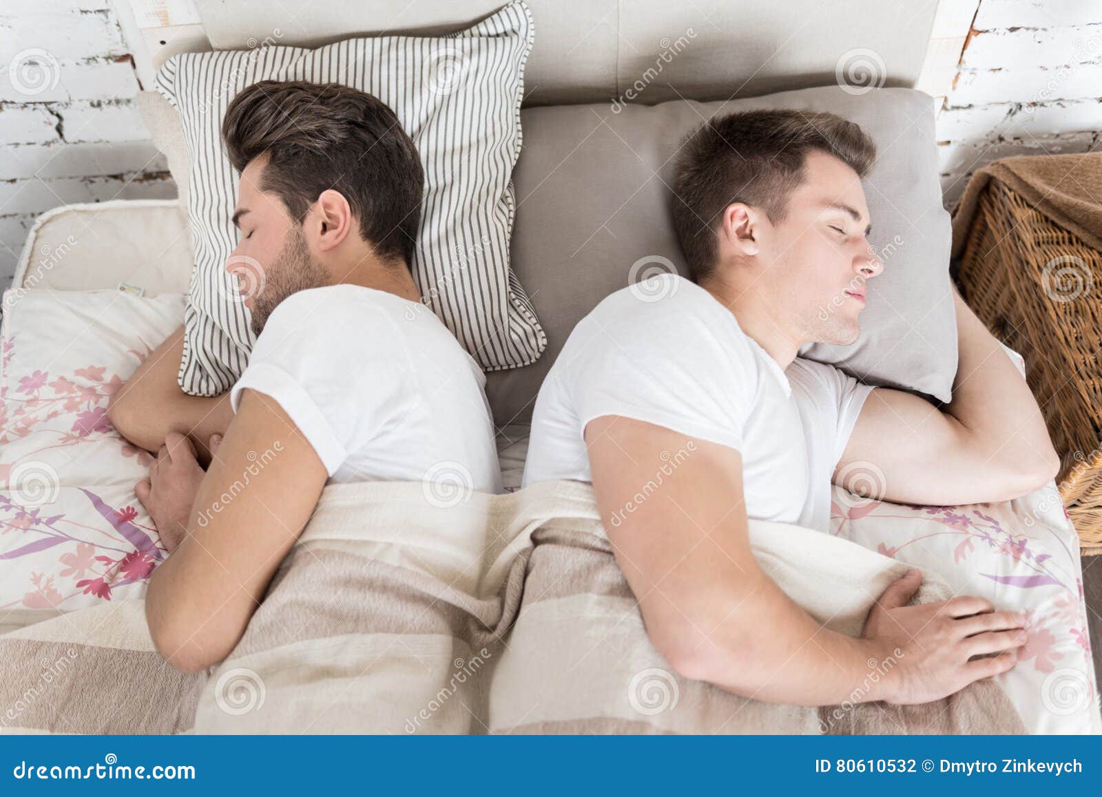 情侣们以不同的姿势睡觉。男人和女人睡在一起，夫妇在床上和健康的夜晚睡眠向量集插画图片素材_ID:350722260-Veer图库