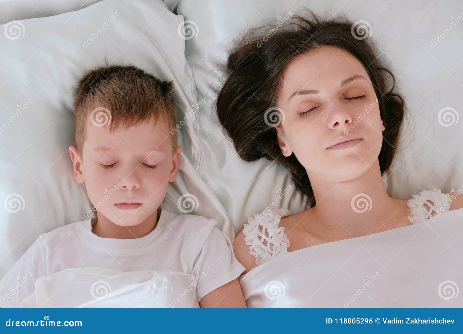美丽的一起睡觉在a的妇女和婴孩 库存照片. 图片 包括有 家庭, 母亲, 人们, 婴孩, 安静, 位于, 母性 - 62681366