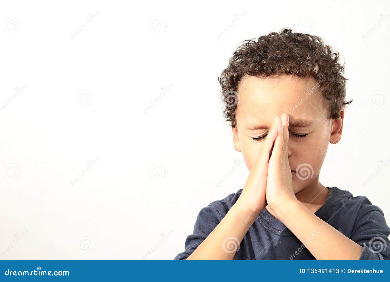 男孩祈祷 库存照片. 图片 包括有 信仰, 精神, 教会, 信念, 相信, 耶稣, 宗教信仰, 上帝, 现有量 - 1120032