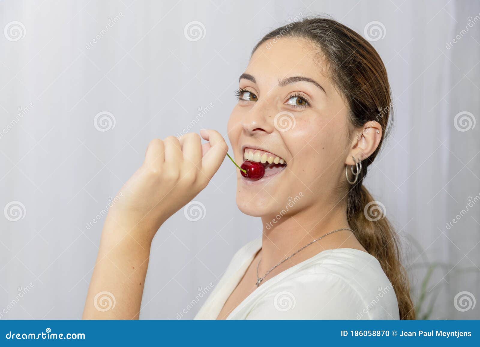 用叉子叉着嘴吃樱桃番茄的女人照片摄影图片_ID:360554373-Veer图库