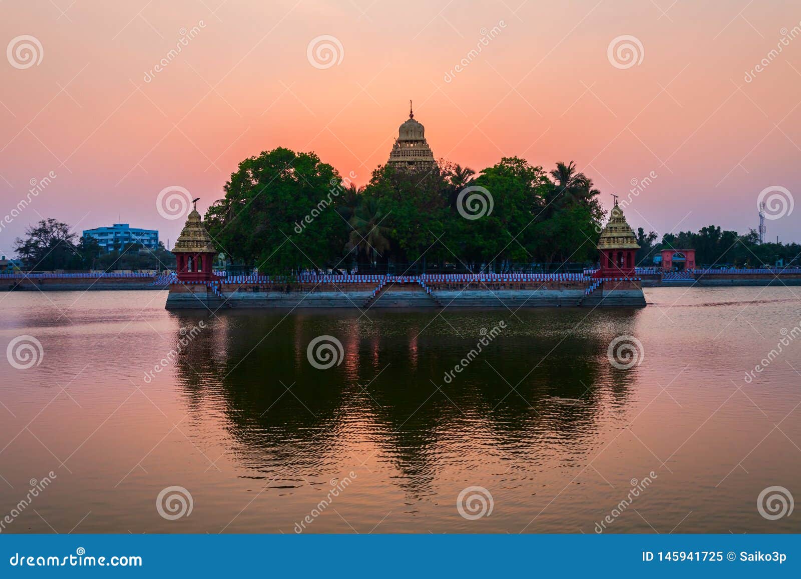 万迪尤尔Mariamman寺庙在马杜赖. 万迪尤尔Mariamman寺庙或Maariamman Kovil Teppakulam在马杜赖市在泰米尔・那杜在日落的印度