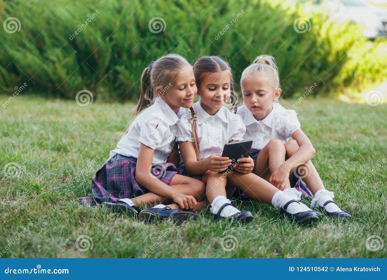 三个小女孩画象 库存照片. 图片 包括有 人力, 白种人, 水平, 人们, 纵向, 无忧无虑, 现有量, 快乐 - 35225660