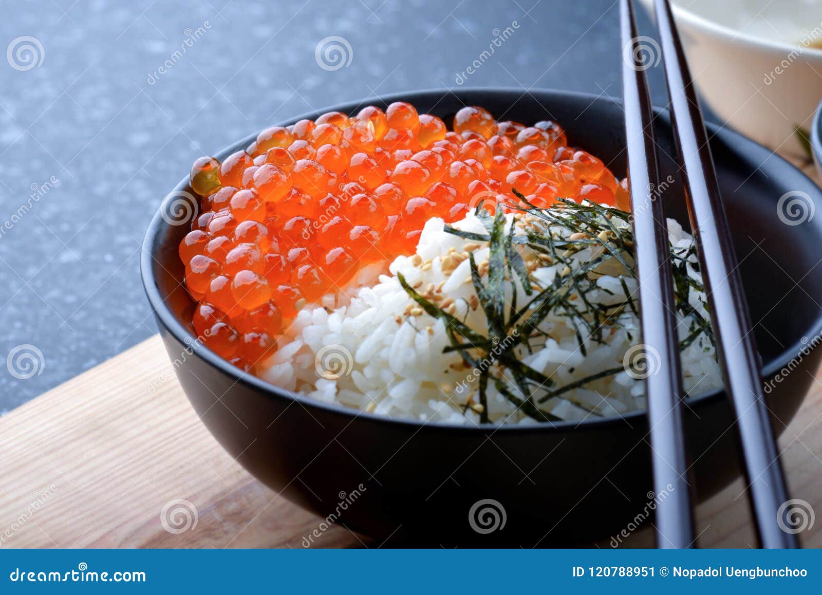 三文鱼獐鹿用米和成份在日本食物样式