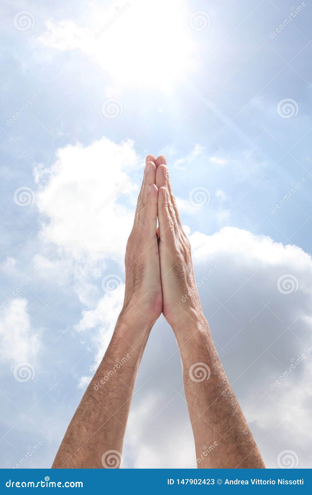 上升到在的天空的开放人的手祈祷与拷贝空间的姿态您的文本的库存 上升到在的天空的开放人的手祈祷与拷贝空间的姿态您的文本的库存