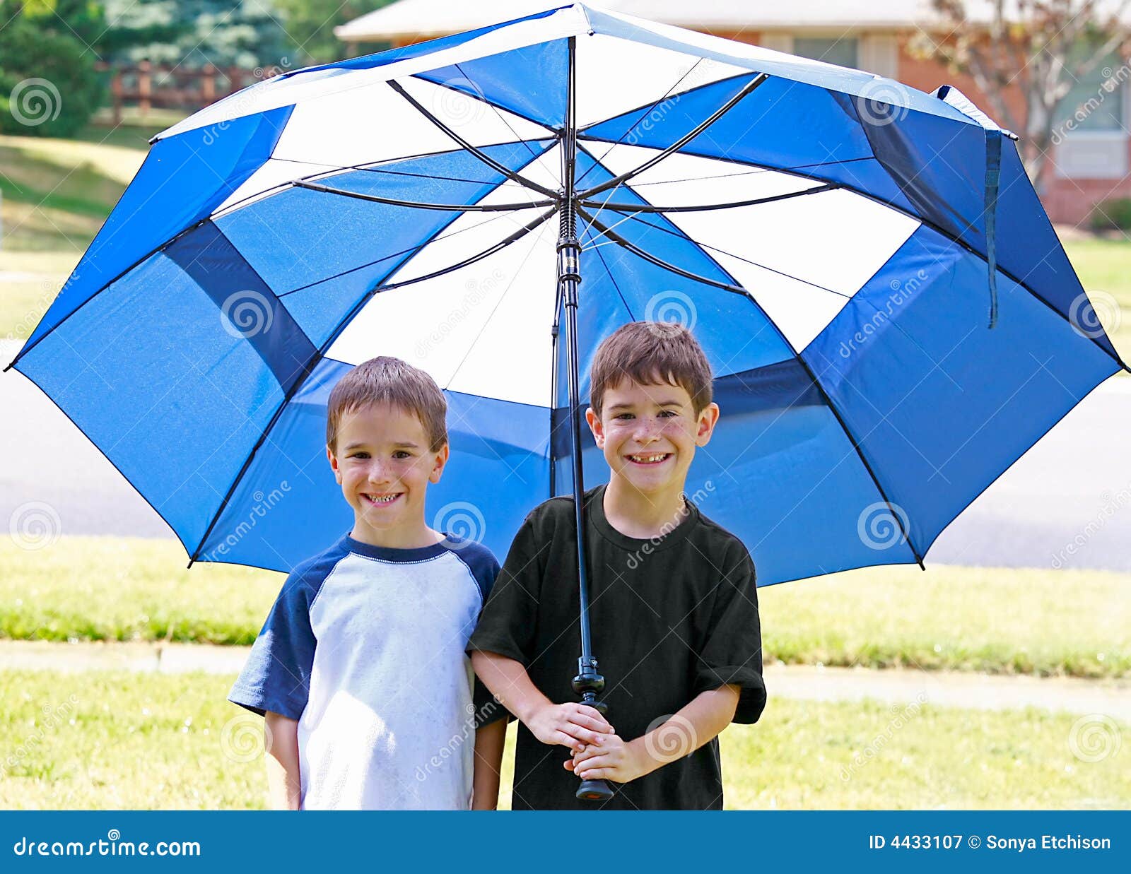 漂亮有趣的小孩拿着伞在雨中玩耍照片摄影图片_ID:164383705-Veer图库