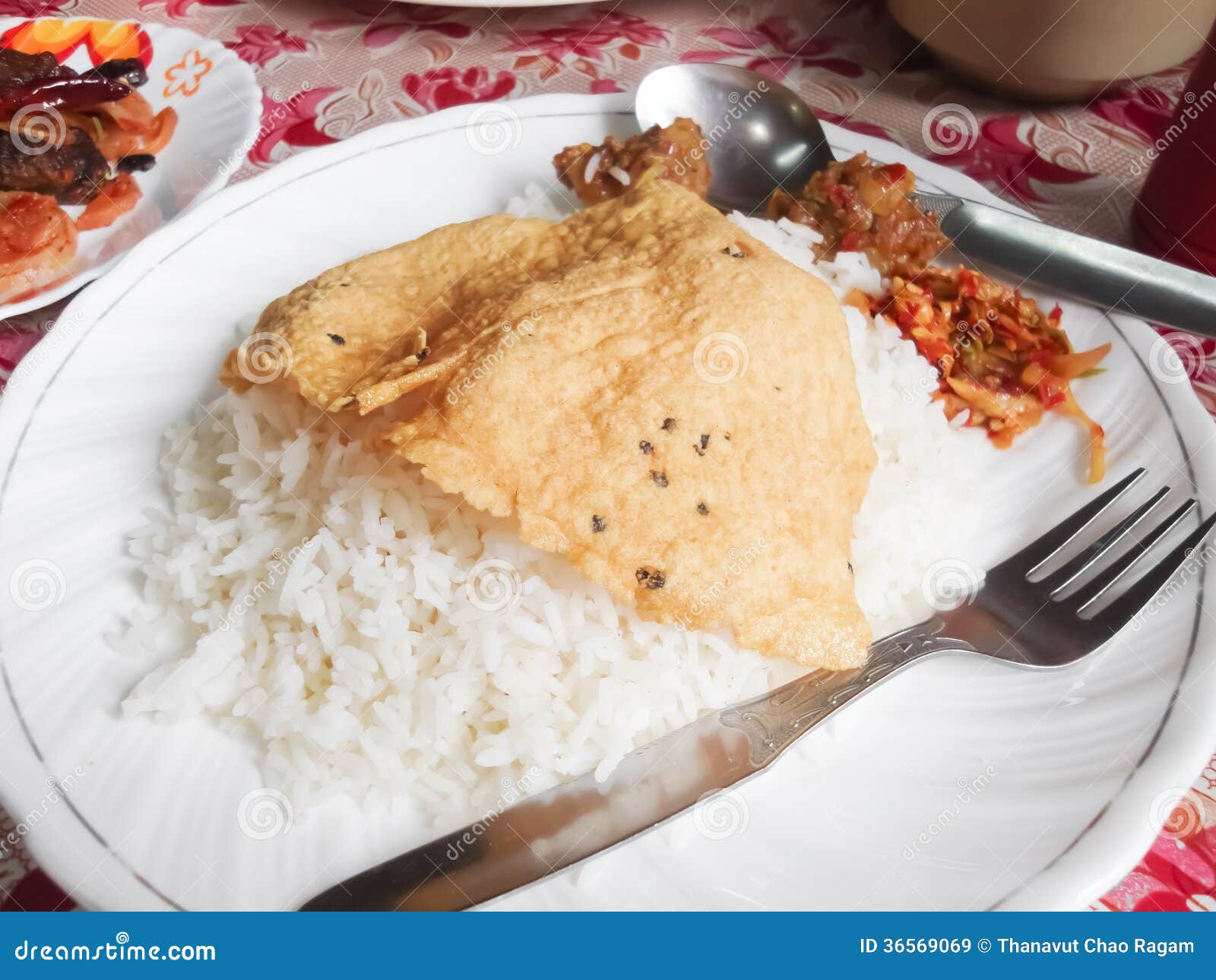 不丹的食物. 品尝不丹的人民的可口地方食物。