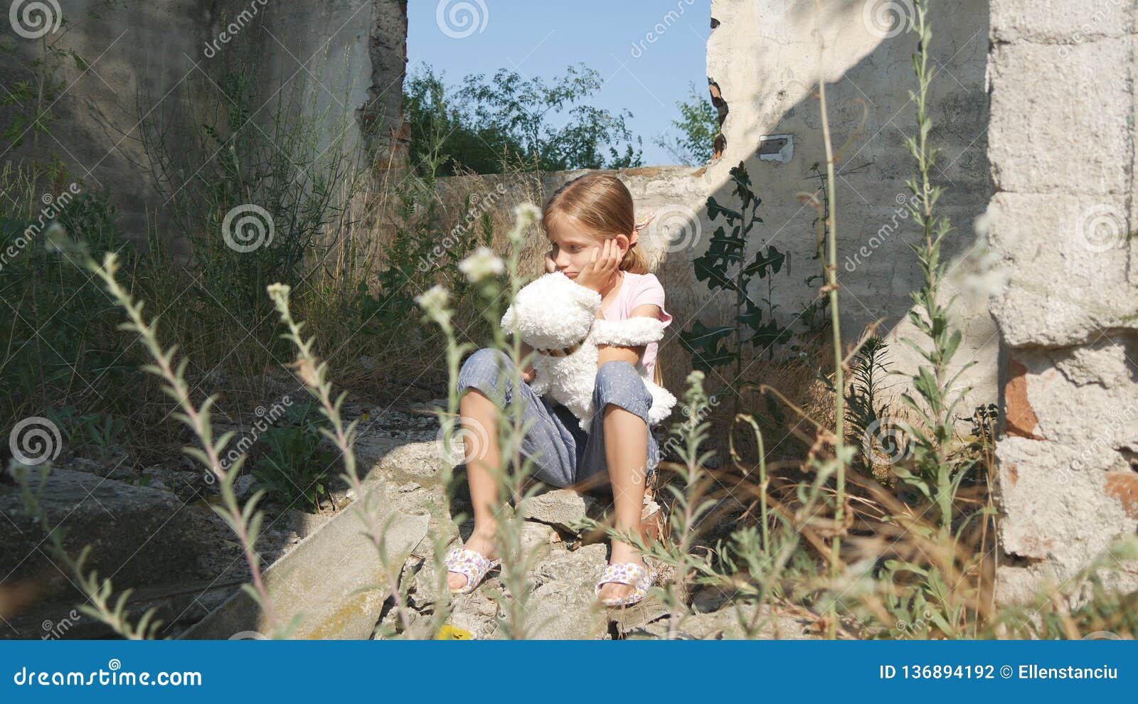 一个小地痞孩子的画象 无家可归的孩子 编辑类照片. 图片 包括有 垂头丧气, 削弱, 子项, 放弃了, 女性 - 84056011