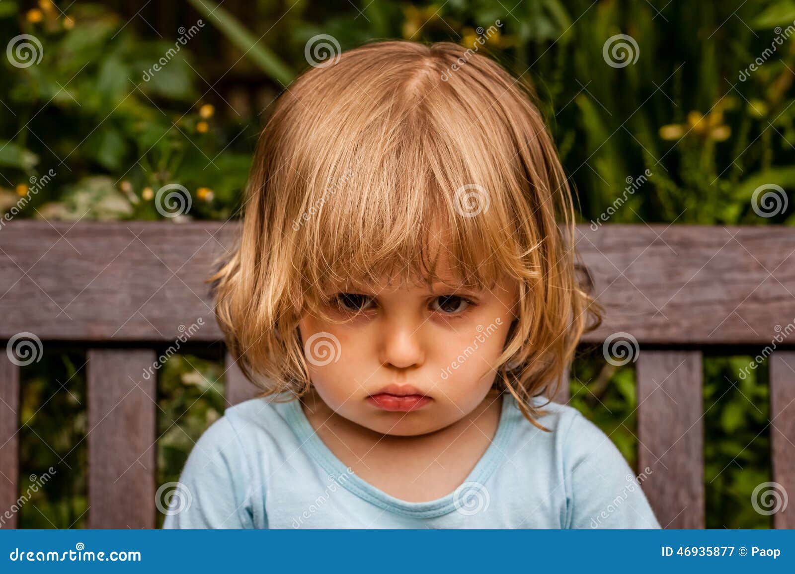 不快乐的小女孩哭童年概念女性卡通人物肖像插画图片素材_ID:389523729-Veer图库