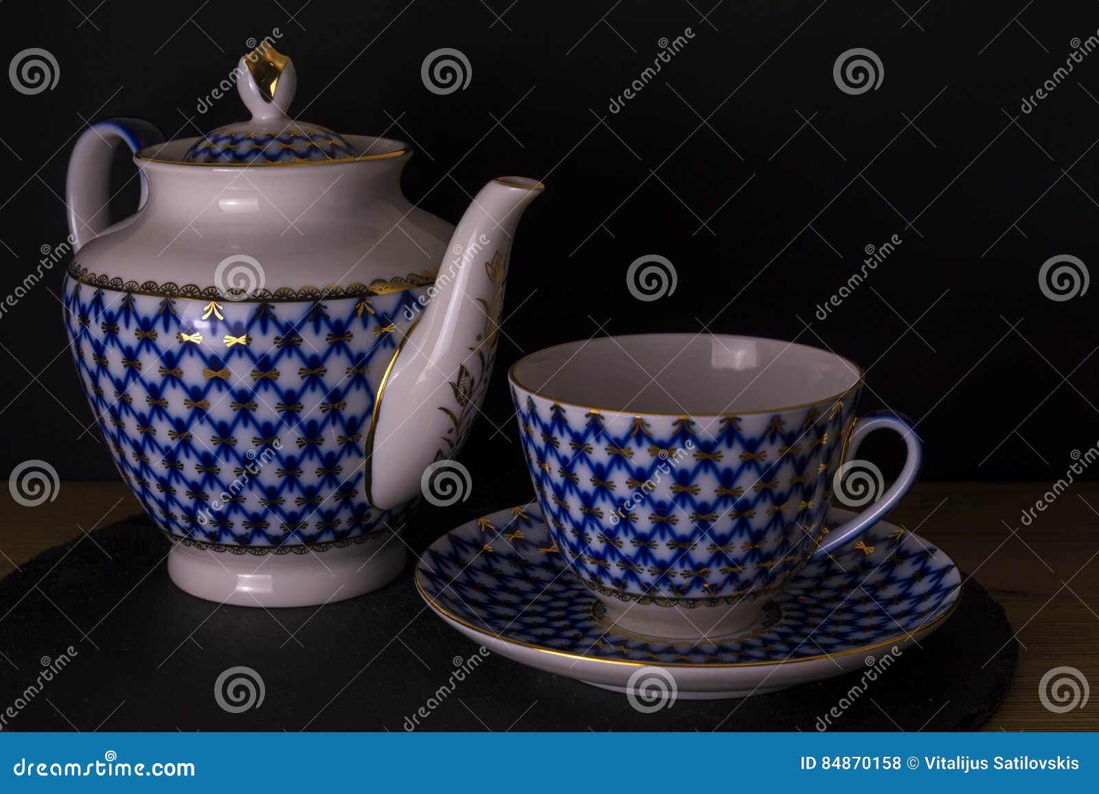 与水壶，被隔绝的黑背景，俄国样式杯子的葡萄酒俄国瓷茶杯，手工制造