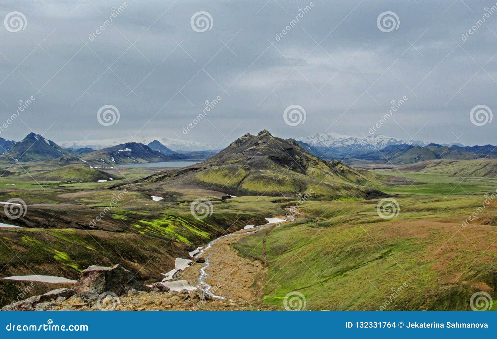 与三冰川包围的Alftavatn湖的冰岛风景埃亚菲亚德拉冰盖，米达尔斯冰原，Tindafjallajokull，火山. 与三冰川包围的Alftavatn湖的冰岛风景埃亚菲亚德拉冰盖，米达尔斯冰原，Tindafjallajokull，与白雪的火山的山 Laugavegur供徒步旅行的小道，高地，冰岛