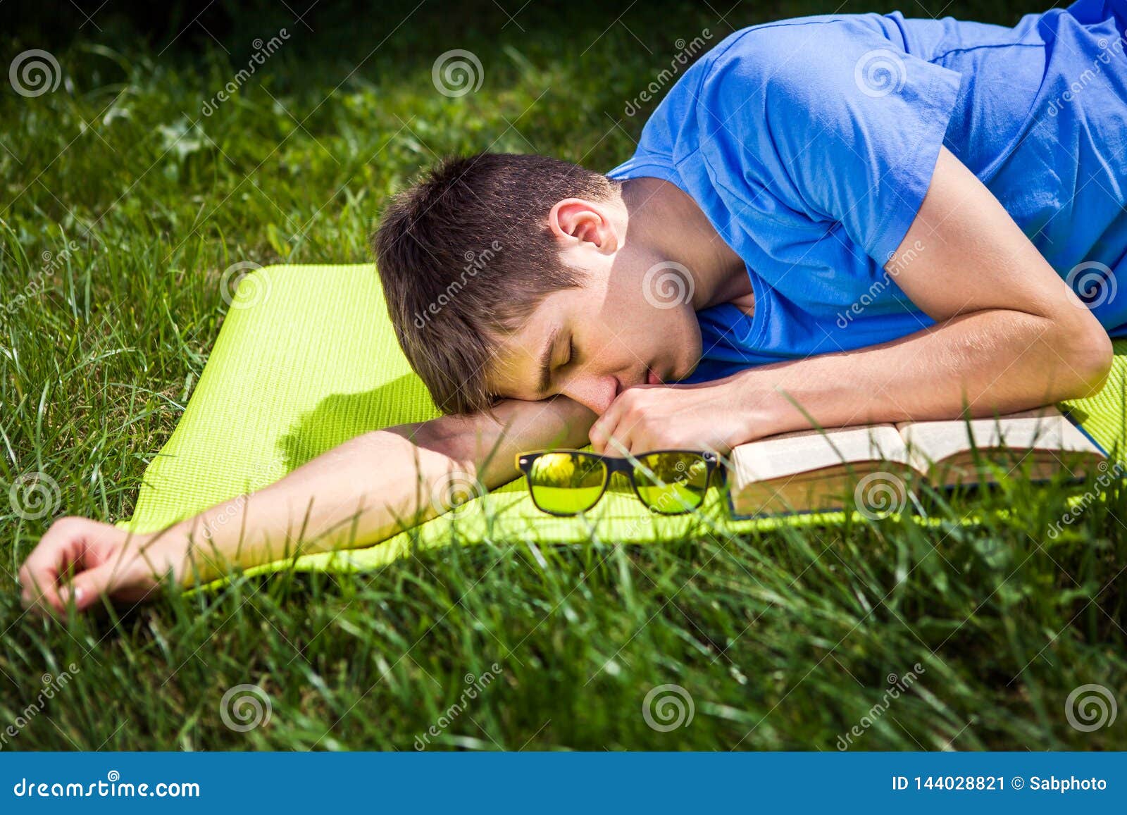 昏昏欲睡的男人看闹钟 库存照片. 图片 包括有 时间, 笨拙, 失眠, 唤醒, 被宣扬的, 时钟, 早晨 - 242052856