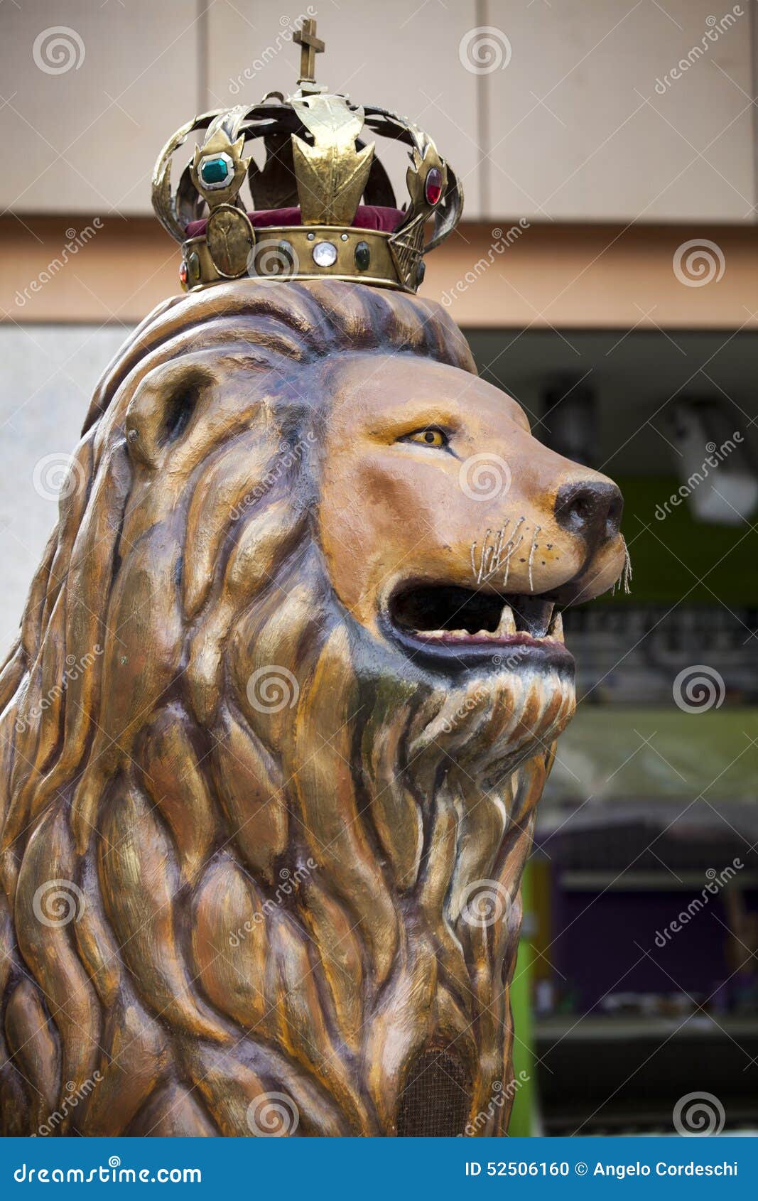 黑白风格设计戴着王冠的狮子透明PNG素材