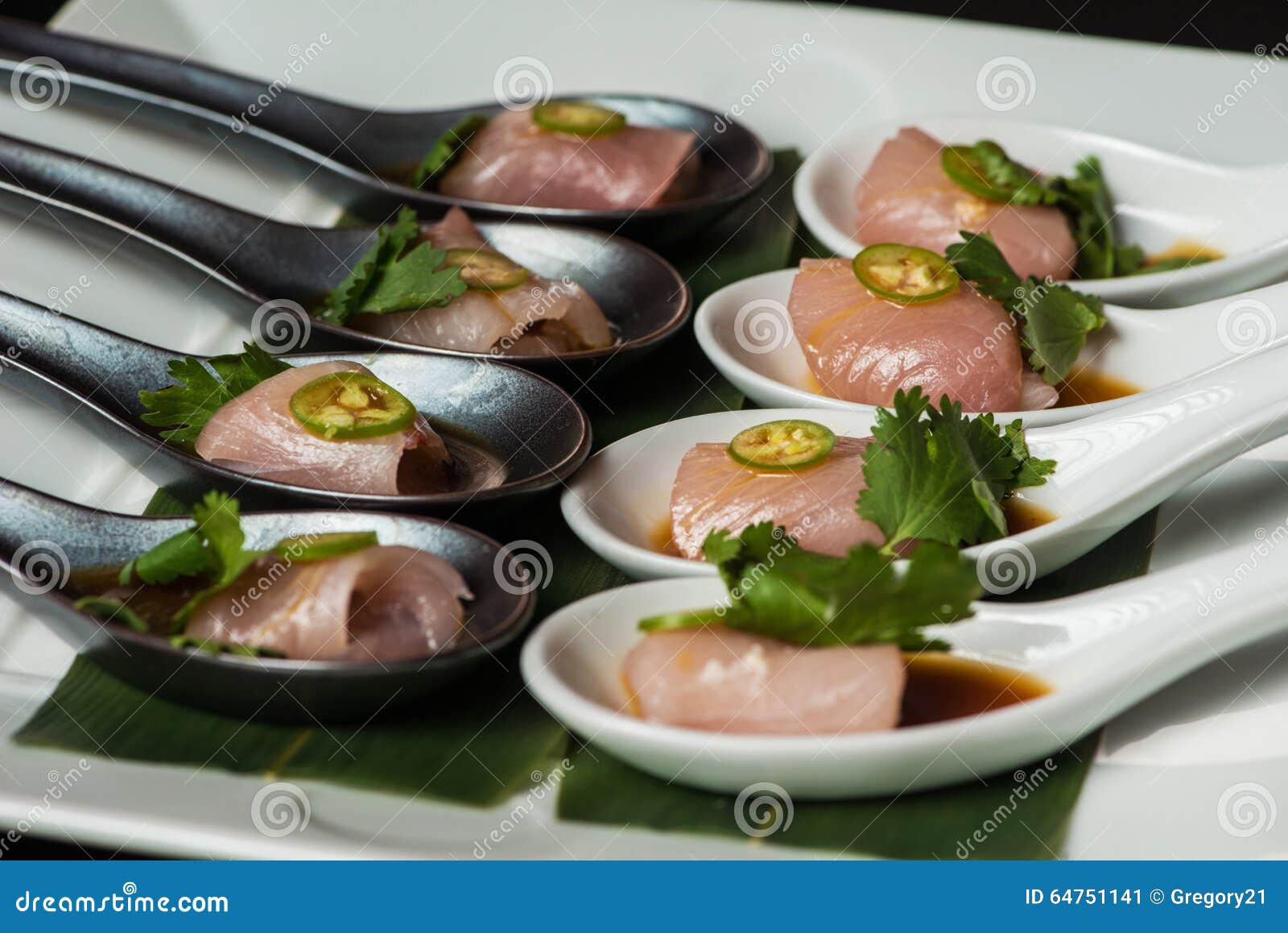 日式黑鳍金枪鱼片，在设计盘上浇上红烧酱 库存照片. 图片 包括有 现代, 聚会所, 聘用, 膳食, 精神不正常的 - 189943108