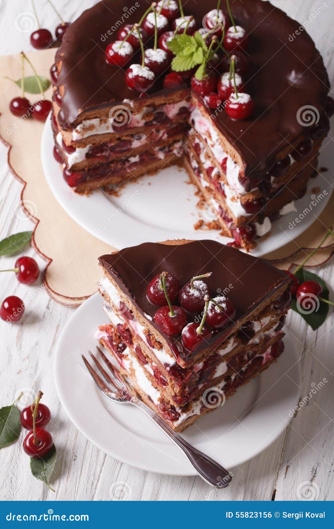桌上有樱桃的巧克力海绵蛋糕 库存照片. 图片 包括有 烘烤, 卡路里, 发狂, 新鲜, 剪切, 甜甜, 厨房 - 219255762