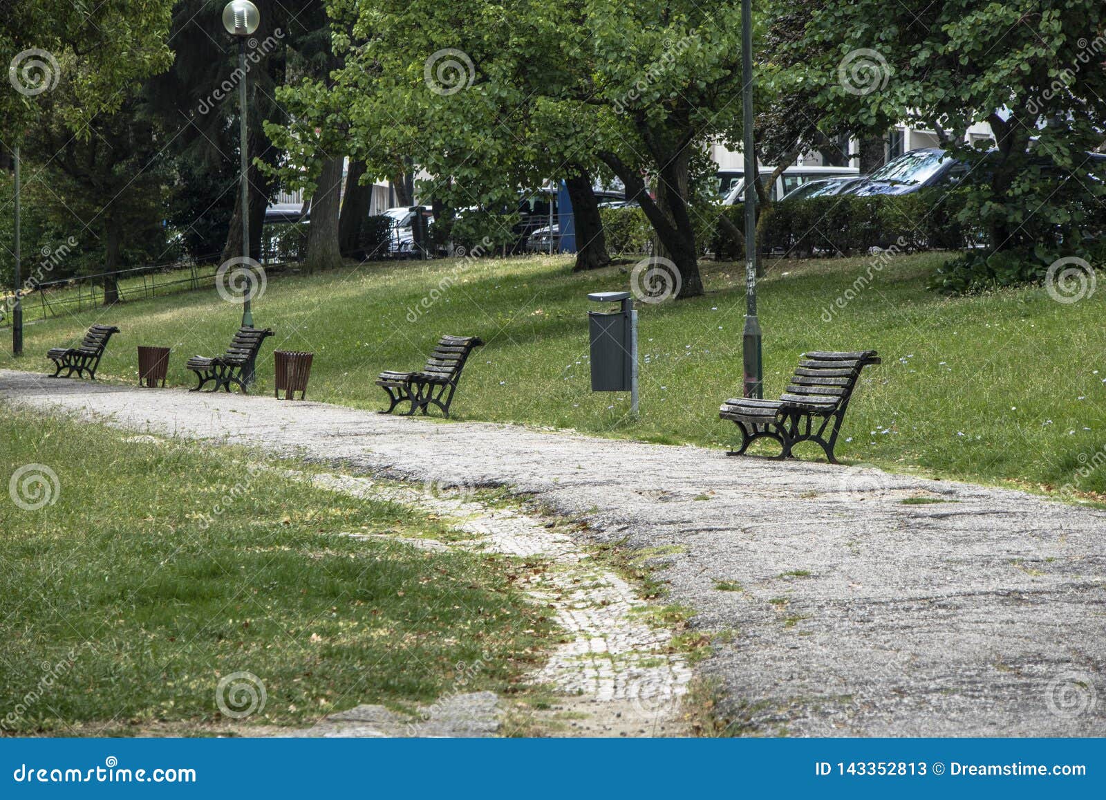 与庭院长凳和许多的安静的正方形绿色. 正方形在里斯本在安静的市中心与许多长凳和很好树木繁茂 好是