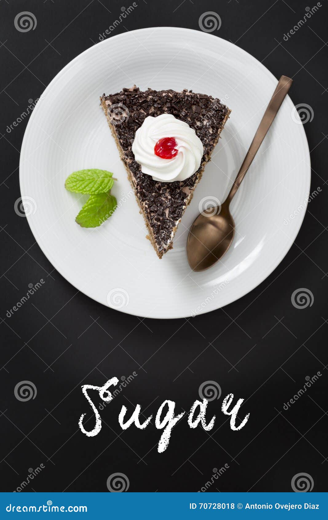与手字法文本书面黑板的巧克力蛋糕 Suga. 与手在黑板写的字法文本的巧克力蛋糕 糖 顶上的视图