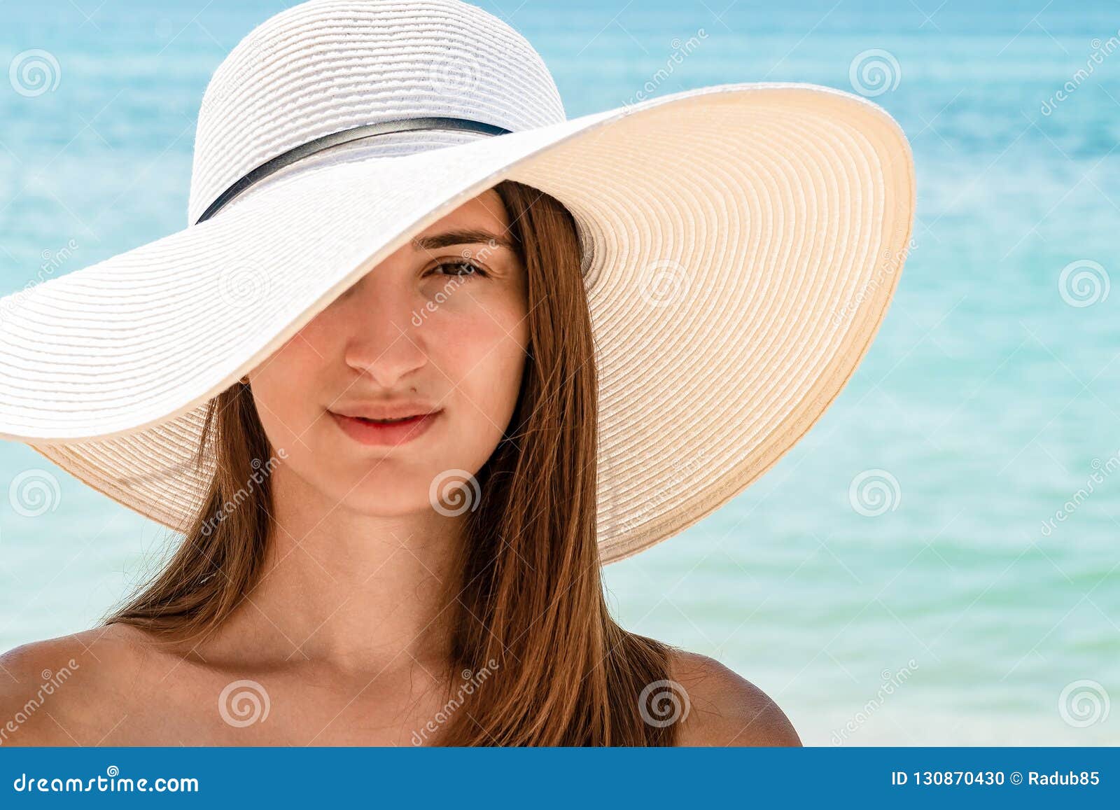 拿着帽子和走在海滩沙子的少妇到海洋 库存照片. 图片 包括有 乐趣, 人员, 海洋, 爱好健美者, 人们 - 73104914