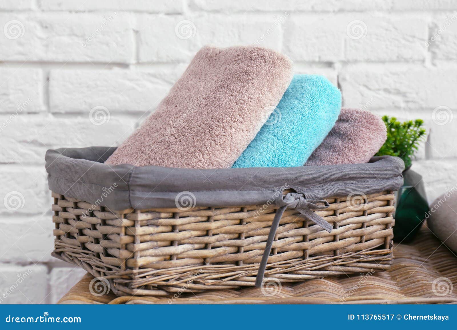 与清洁毛巾的柳条筐在卫生间里