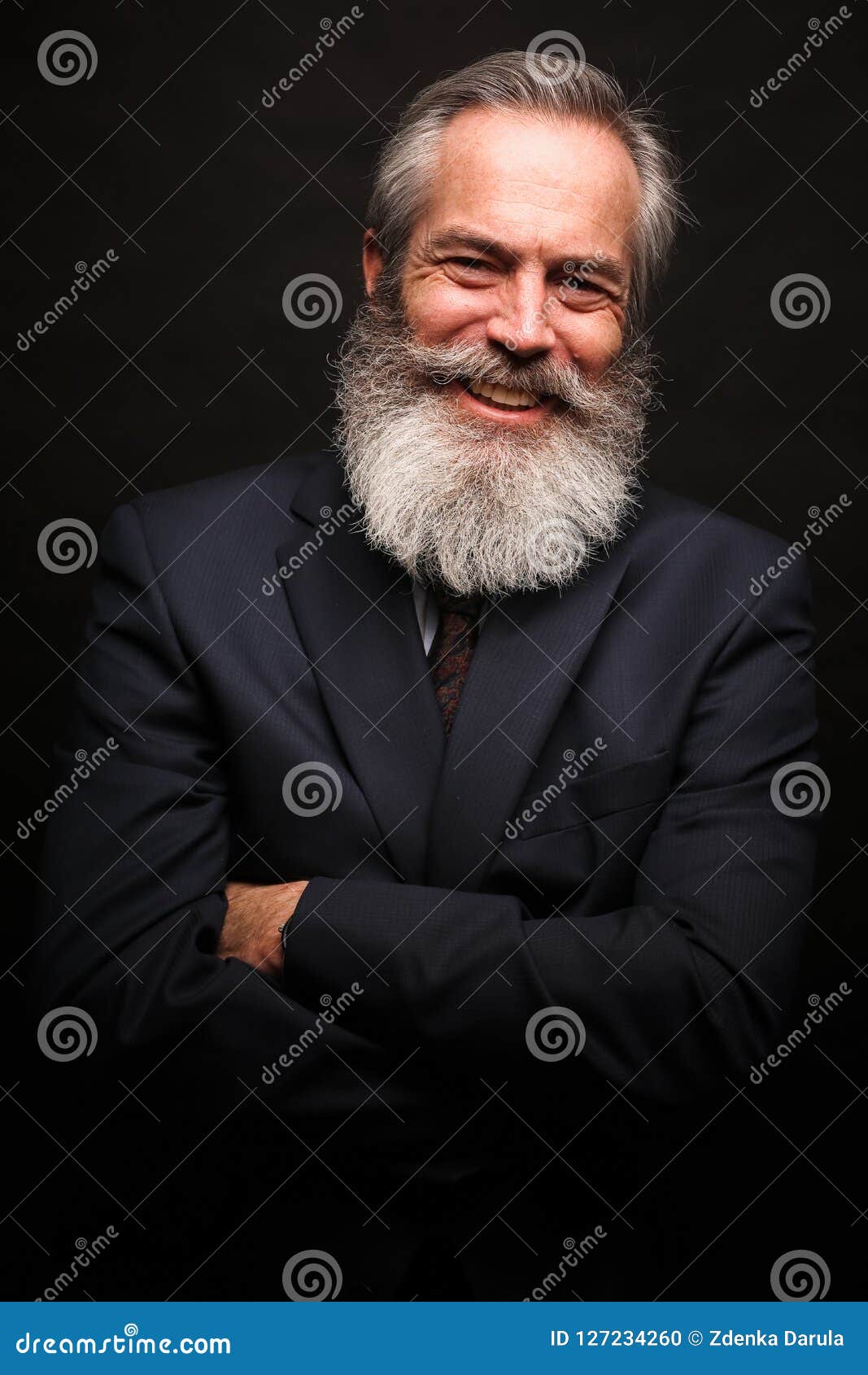 胡子肌肉大叔。胸毛真的很性感。这种成熟款应该很多人爱吧？图