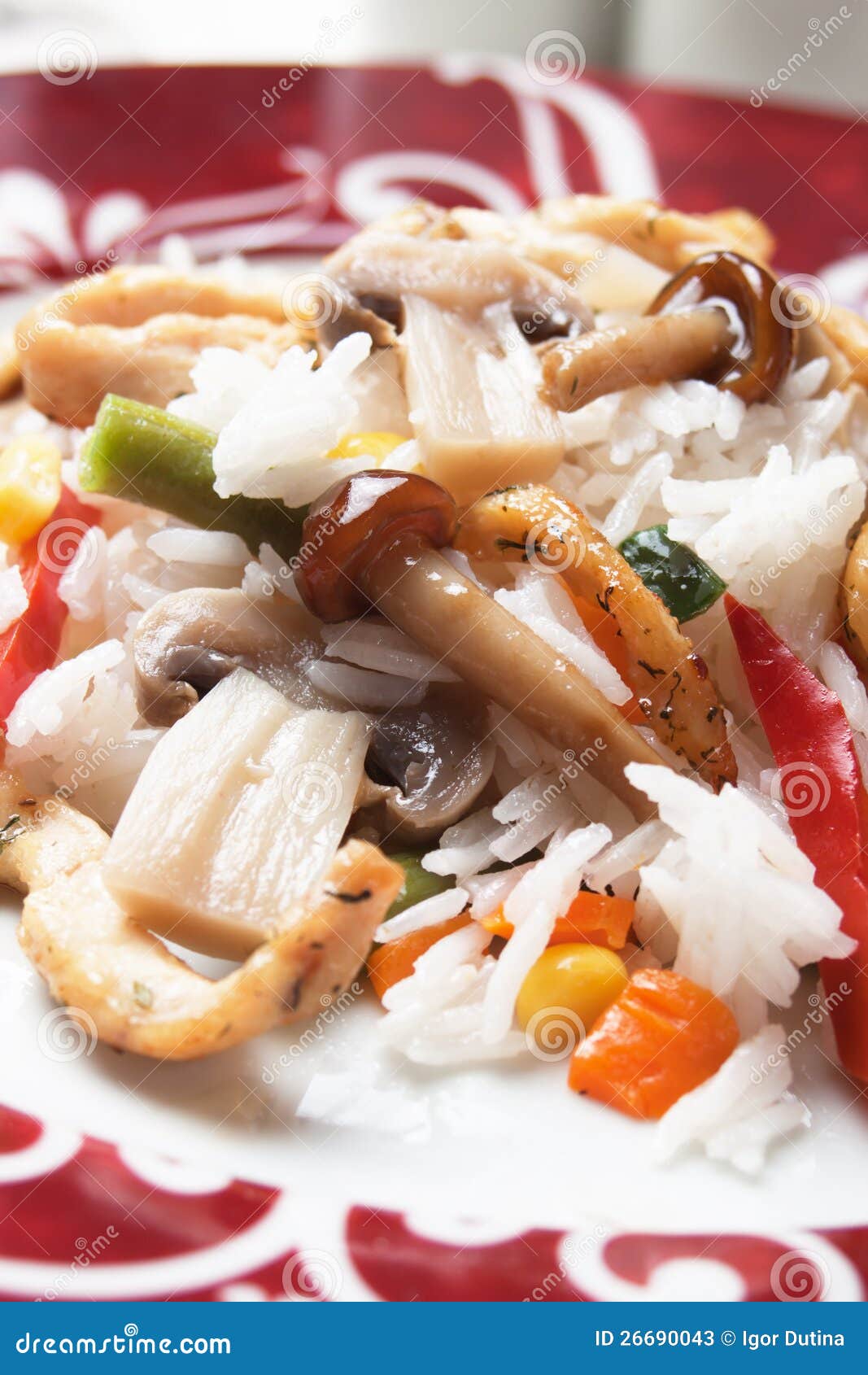 与辣鸡和蘑菇的意大利煨饭. 意大利煨饭、煮熟的米用蘑菇和辣鸡肉