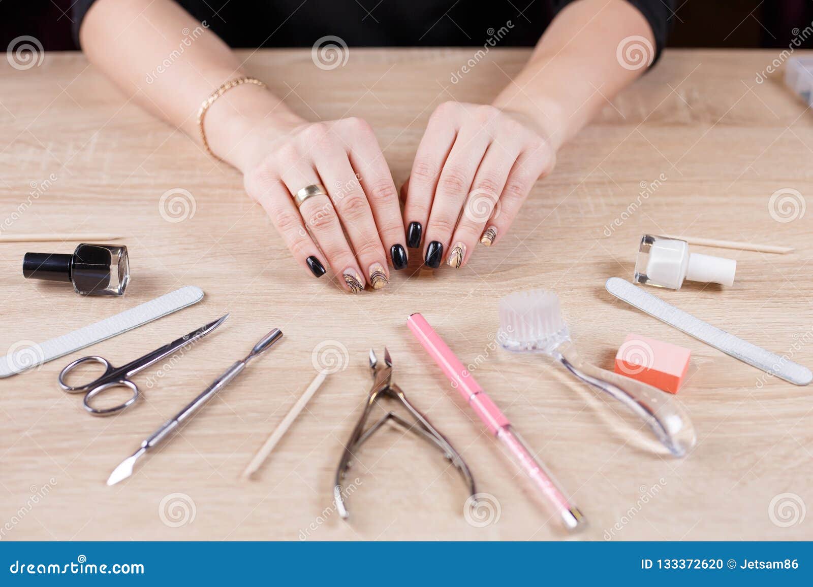 专业钉子关心和秀丽，修剪工具 库存照片. 图片 包括有 亮漆, 高雅, 关心, 修饰, 文件, 指甲盖 133372620