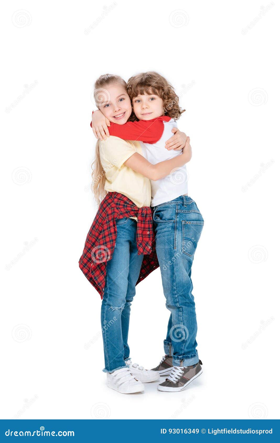 朋友和姐妹拥抱 库存照片. 图片 包括有 孩子, 子项, 友谊, 微笑, 姐妹, 女孩, 朋友, 其他, 愉快 - 53452452