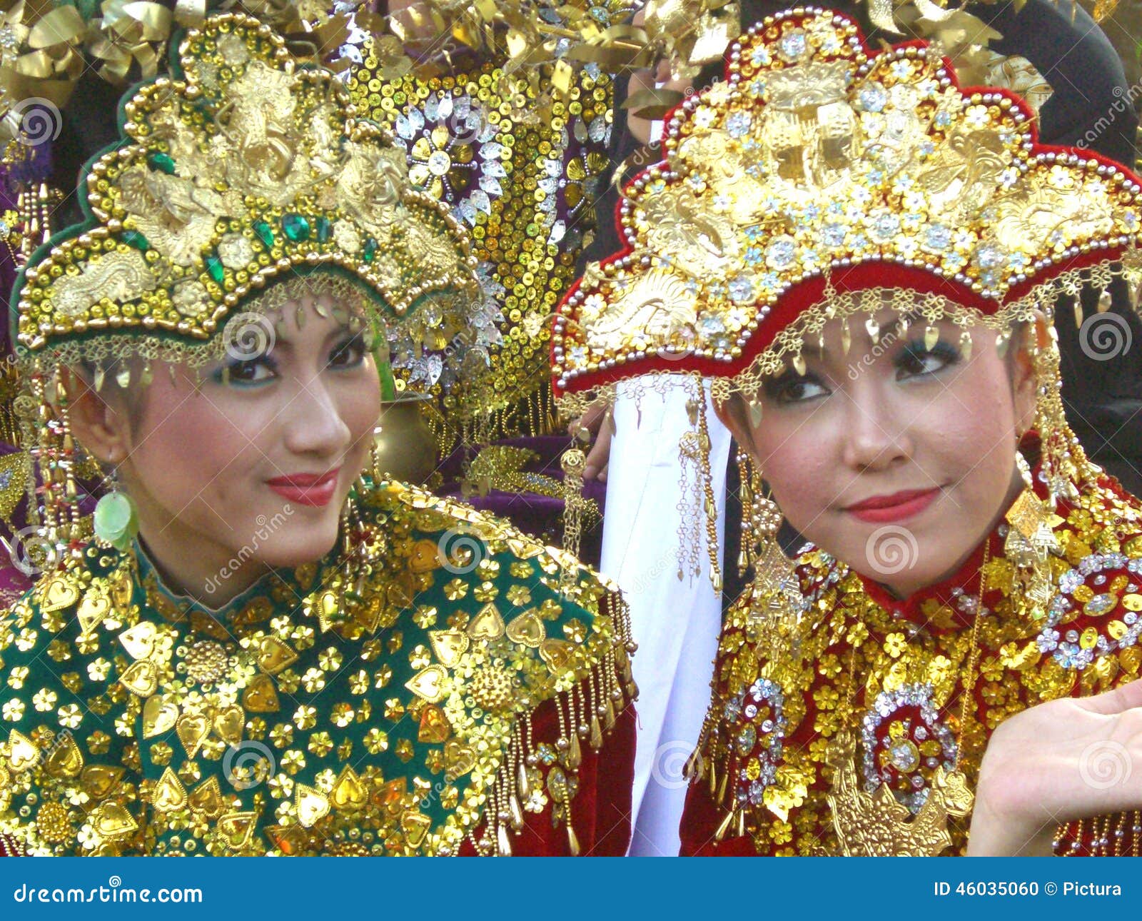 小组传统服装的美丽的巴厘语人舞蹈家 编辑类库存照片. 图片 包括有 男性, 巴厘岛, 钞票, 印度尼西亚语 - 88393723