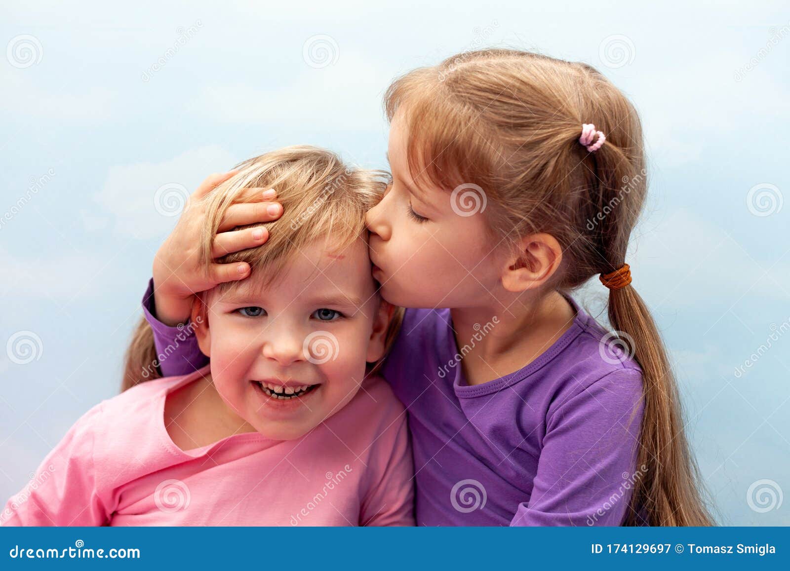 给她的弟弟亲吻外面 库存图片. 图片 包括有 外面, 孩子, 女孩, 幸福, 系列, 生活方式, 关心, 童年 - 84012969