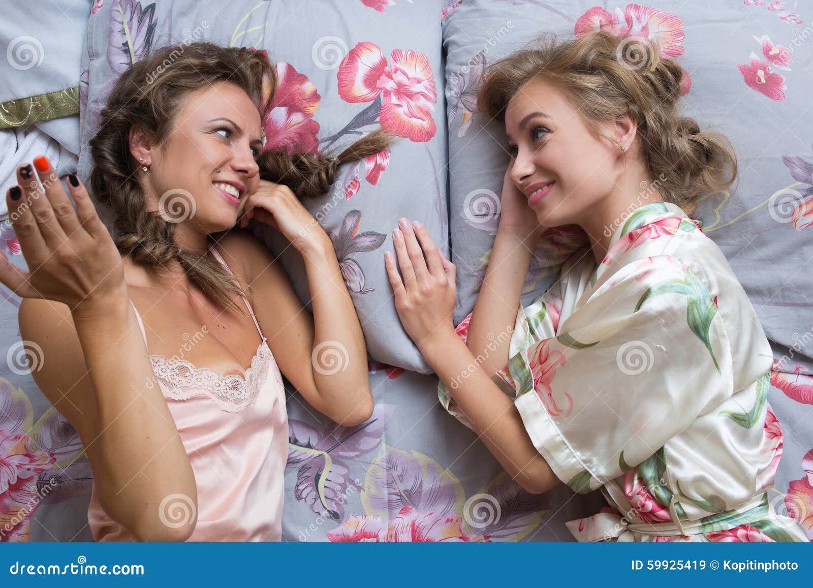 两个性感的少妇在床上 库存图片 图片 包括有 亲热 设计 享受 吊带 快乐 关系 夫妇 生活 59925419