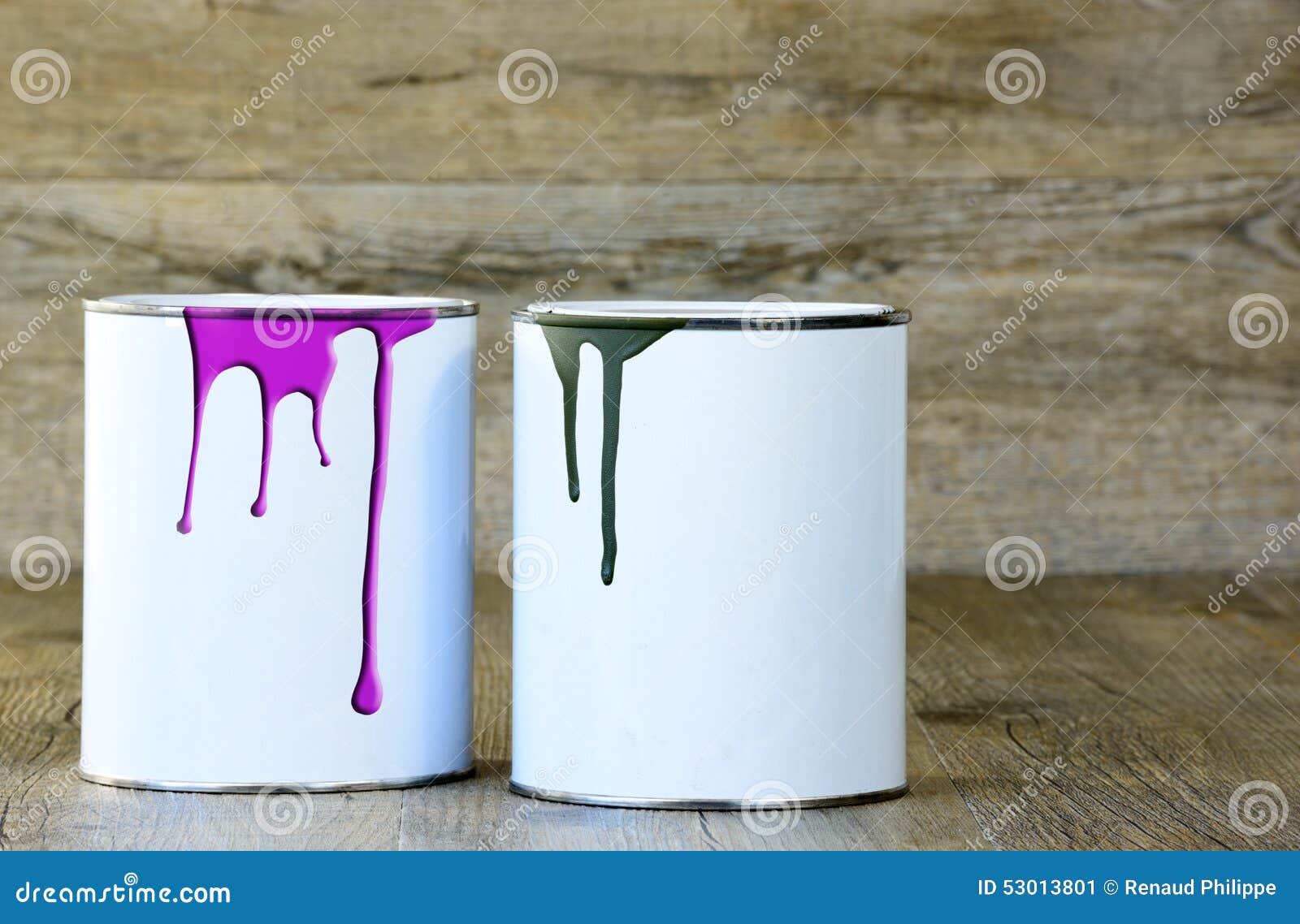 两个罐头油漆. 两个罐头在一张木桌上的油漆