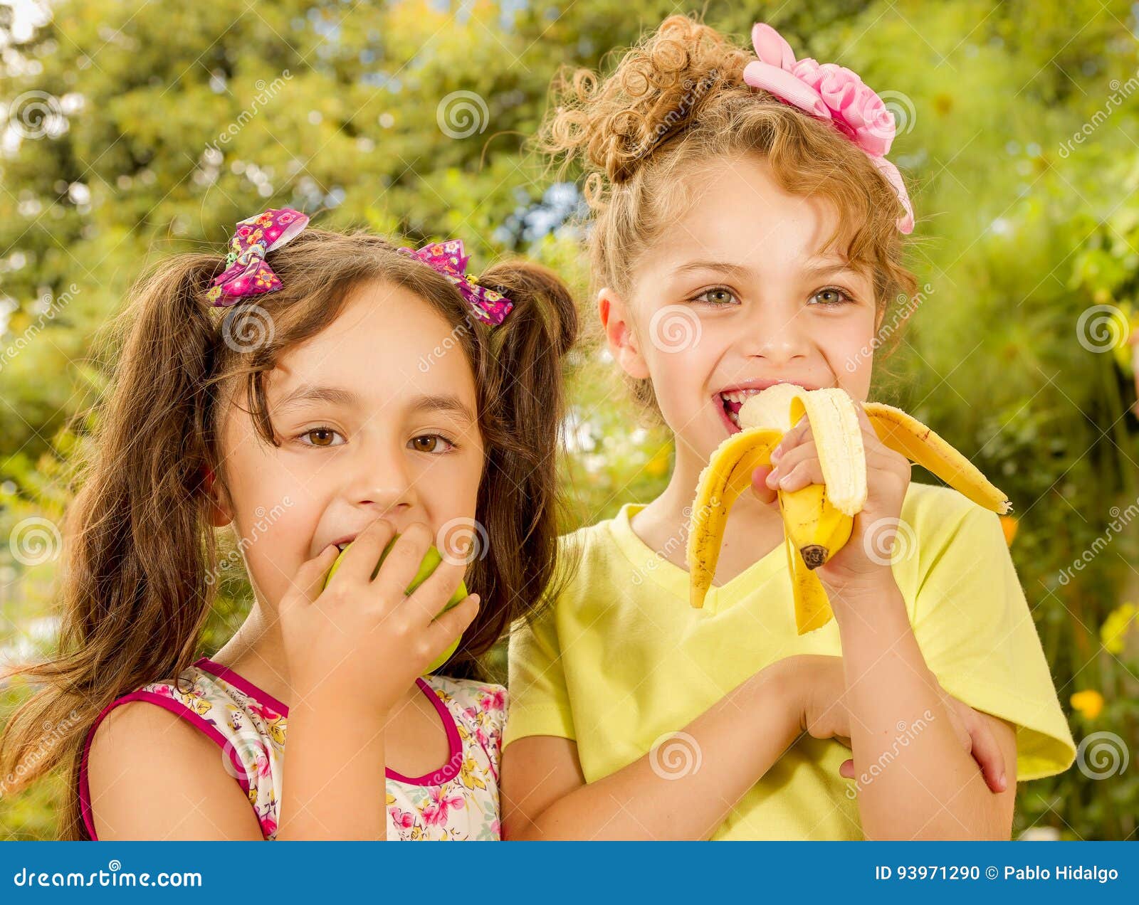 香蕉女孩 库存照片. 图片 包括有 照亮, 楼梯栏杆, 乐趣, 孩子, 头发, 背包, 女性, 生活方式 - 23919420